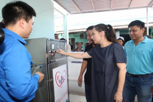 Phi Nhung trao 10 hệ thống máy lọc nước mặn, lợ cho bà con miền Tây