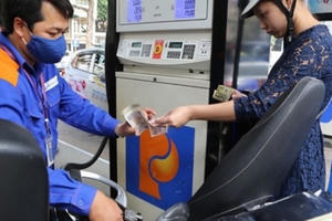 Chiều nay (21/12), giá xăng tiếp tục giảm tới mức thấp kỷ lục