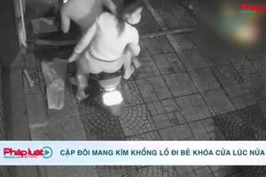 [Clip]: Cặp đôi mang cả kìm khổng lồ đi bẻ khóa cửa lúc giữa đêm