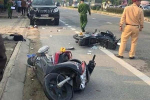 Xế hộp Toyota Land Cruiser gây tai nạn liên hoàn, 2 người thương vong