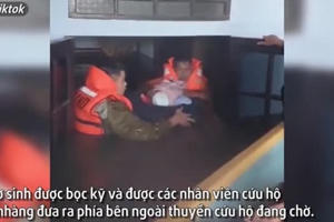 Video: "Đứng hình" khoảng khắc cứu hộ bé sơ sinh trong đêm giữ biển nước lũ