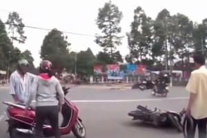 Va chạm xe máy, người phụ nữ hung hăng đẩy ngã cụ già