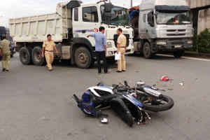 Vượt đèn đỏ, đôi nam nữ bị xe ben cuốn vào gầm