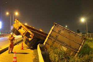 Xe container lật kinh hoàng trên đường cao tốc, tài xế lom khom chui ra khỏi cabin
