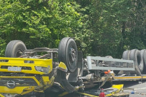 Xe tải mất lái đâm vào vách núi trên đèo Cù Mông, 2 người tử vong