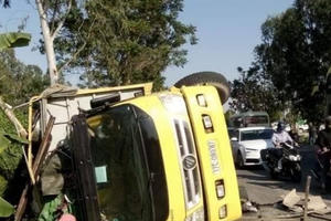 Ô tô con đâm trực diện ô tô tải, nhiều người bị thương