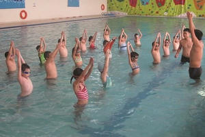 Hè đến, lại “nóng” chuyện dạy bơi cho trẻ