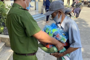 Công an phường Tân Hòa hỗ trợ hàng trăm phần quà cho bà con khó khăn