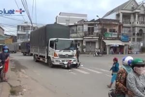 Bình Dương: Bị xe tải kéo lê hàng chục mét, 2 mẹ con nhập viện nguy kịch.