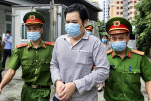 Hình ảnh ngày đầu xét xử trong vụ buôn lậu tại Công ty Nhật Cường