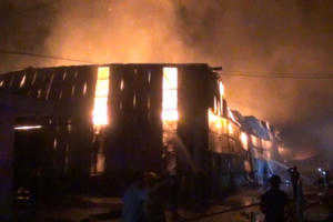 TP HCM: Đang cháy lớn tại kho chứa giấy trong KCN Vĩnh Lộc