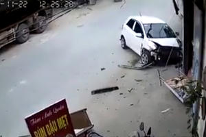 Được chồng dạy lái xe, người phụ nữ đâm nát đầu xe