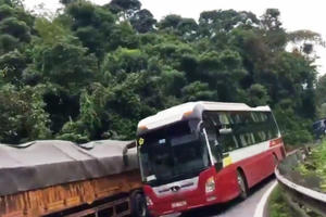 Tước giấy phép tài xế Thành Bưởi vượt ẩu trên đèo Bảo Lộc