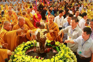 “Nghẹt thở” chen lấn xô đẩy tại lễ tắm Phật ở chùa Bái Đính