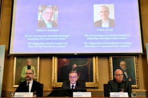 Nobel Kinh tế 2018: Chạm tới bài toán khó của thời đại