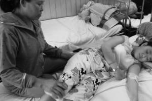 Nữ sinh cùng quẫn được mẹ cho thận nhưng không có tiền phẫu thuật