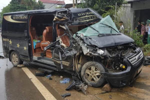 Hòa Bình: Xe khách Limousine nát bét đầu sau cú đâm xe tải