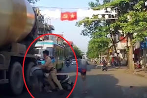 Video: Hai thanh niên đi xe máy không đội mũ bảo hiểm “húc” CSGT ngã ra đường