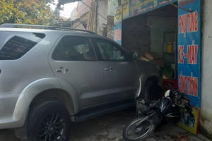 Fortuner đâm sập cửa nhà dân sau va chạm