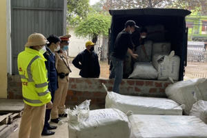 CSGT bắt xe vận chuyển hàng lậu "khủng" ở Quảng Bình