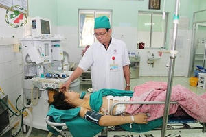 Chồng đâm thủng bụng vợ vì hoang tưởng vợ là công an đến bắt mình Chồng đâm thủng bụng vợ vì hoang tưởng vợ là công an đến bắt mình