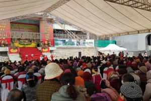 Quảng Ninh: Dòng người tấp nập tham dự Lễ cất nóc công trình Cung Trúc Lâm Yên Tử