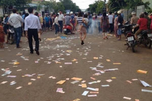 Đám cưới có 1 không 2: Khóc lóc, mở nhạc đám ma, rải vàng mã Đám cưới có 1 không 2: Khóc lóc, mở nhạc đám ma, rải vàng mã