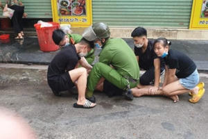 Khống chế đối tượng có biểu hiện "ngáo đá" chặn ô tô trấn tiền tài xế, đánh công an