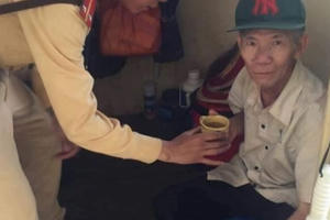 Hà Nội: Nghĩa cử cao đẹp của 2 chiến sĩ CSGT