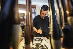 Gặp gỡ Nghệ nhân thư pháp làng gốm