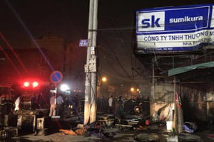 Hà Nội: Cháy lớn tại kho chứa điều hòa tại Tam Trinh