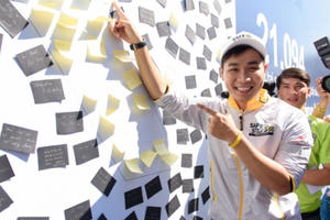 MC Nguyên Khang hướng dẫn Dương Tử Quỳnh nhảy Flasmob