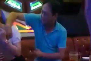 Lộ clip Phó Bí thư Huyện ủy sờ ngực nữ tiếp viên karaoke