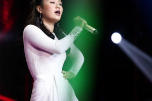 Giọng hát Việt 2017 tập 12: Han Sara lần đầu hát tiếng Anh làm bùng nổ sân khấu The Voice