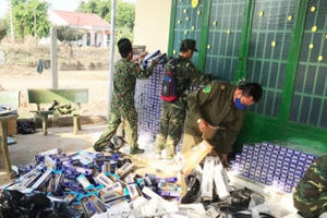 Phát hiện hàng nghìn gói thuốc lá ngoại được cất giấu trên cánh đồng ở Tây Ninh