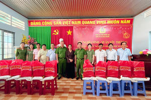 Đồng Nai: Công an xã Đại Phước tặng quà cho các hộ dân dịp Tết Nguyên đán 2026