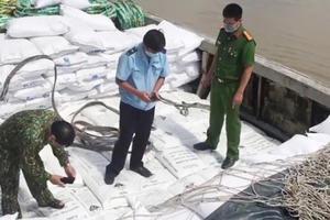 An Giang: Phát hiện số lượng lớn hóa chất và bột đá nghi vấn nhập lậu