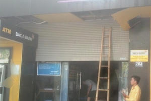 Thanh Hóa: Cửa cuốn kẹp chết một người đàn ông tại Ngân hàng Bắc Á