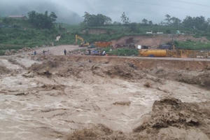 Mưa lũ càn quét, nhiều tỉnh phía bắc bị chia cắt