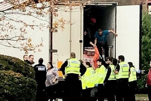 Cảnh sát Anh phát hiện thêm 10 người nhập cư trái phép trên xe tải