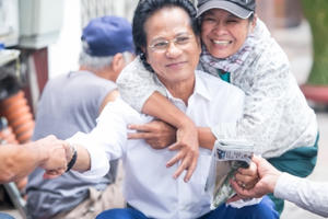 Người hâm mộ xúc động ôm chầm Chế Linh tại quán trà đá vỉa hè