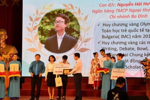 Con thi vào lớp 10: Phụ huynh chia sẻ áp lực “vượt vũ môn”