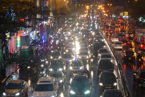 Nghỉ Tết dương lịch, đường phố Hà Nội ùn tắc trong mưa