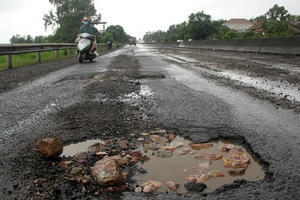 Tử vong do đâm vào ổ voi, ổ gà, ai phải bồi thường?