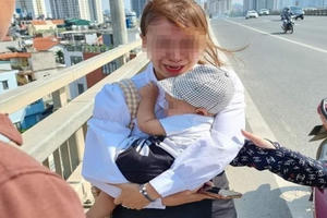 Hai mẹ con ôm nhau khóc trên cầu Nhật Tân đã về đoàn tụ với gia đình