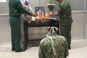 Đang làm nhiệm vụ nơi tuyến đầu chống dịch, mẹ mất không thể về chịu tang