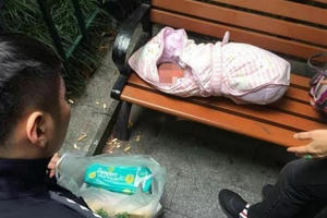 Tá hoả phát hiện bé sơ sinh còn nguyên dây rốn bỏ cạnh cổng truờng