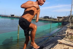 Mất một tay, cụt một chân vẫn viết lên câu chuyện đẹp về cuộc đời