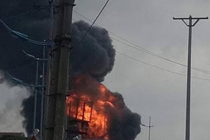 Hà Nội: Lửa bùng cháy ở kho hoá chất, nhiều thùng phuy phát nổ bay lên trời