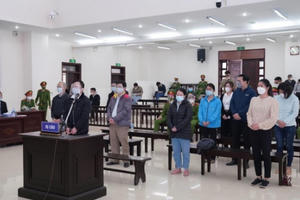 Đang xét xử cựu Hiệu trưởng Đại học Đông Đô "giả mạo trong công tác" với 200 người làm chứng